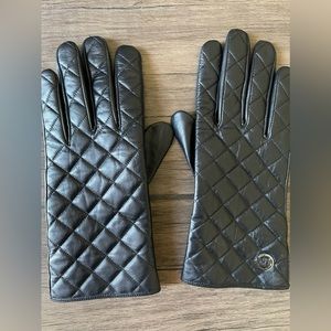 EUC: Michael Kors shell 100% genuine leather